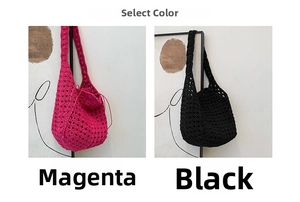Dettaglio della trama all'uncinetto fatta a mano in rosa rosso e nero per borsa