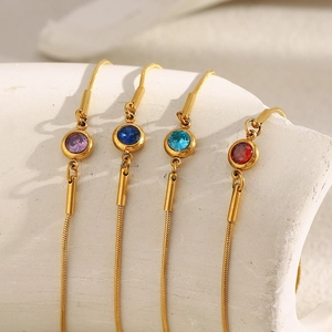 Lot de quatre bracelets chaîne serpent dorés 18K avec zircons ronds et colorés