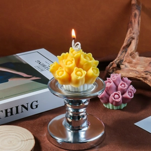 Künstlerische Tulpen- und Rosenstrauß Duftkerzen auf einem silbernen Ständer