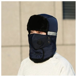 Détail du chapeau trappeur bleu marine avec tissu coupe-vent et masque à valve respiratoire