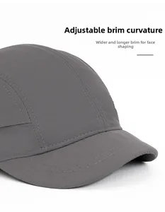 Dettaglio del cappellino sportivo con visiera pieghevole e trama in tessuto ripstop
