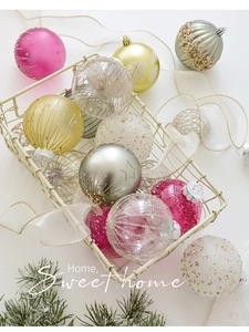 Nahaufnahme von 8cm Weihnachtskugeln in einem weißen Metallkorb mit feinen Seidenbändern