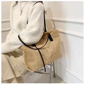 Gros plan sur le sac fourre-tout en peluche kaki avec texture douce et bandoulières noires