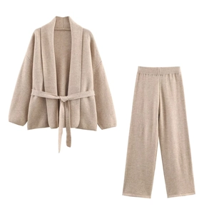 Conjunto de punto color avena con cárdigan con cinturón y pantalón de pernera ancha