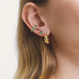 Ensemble de boucles d'oreilles plaquées or 18 carats avec zircons verts sur l'oreille