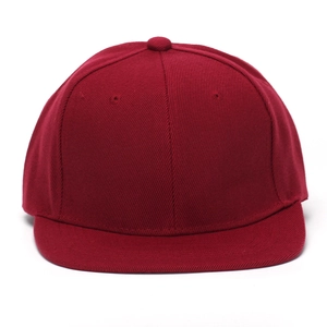 Détail d'une casquette hip-hop bordeaux à bord plat en sergé de coton avec surpiqûres