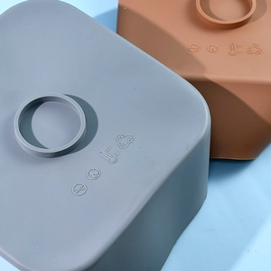 Detalle de los iconos de seguridad alimentaria y temperatura en moldes de silicona