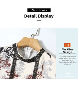 Détail du col montant avec dentelle noire et imprimé floral rétro sur robe en mousseline