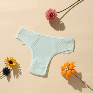 Détail de la culotte en coton côtelé vert menthe avec bordure en dentelle blanche