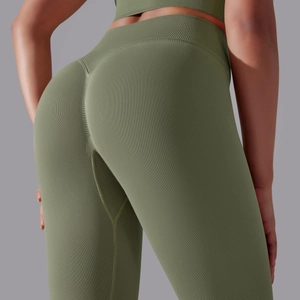 Makro-Detail der nahtlosen gerippten Yoga-Hose in Olivgrün mit Konturnähten am hohen Bund