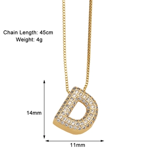 Makroaufnahme einer 14mm x 11mm Buchstaben-D-Kette mit Zirkon auf 45cm Goldkette