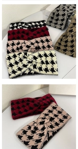 Détail de bandeaux tricotés à motif pied-de-poule avec un design élégant de nœud torsadé