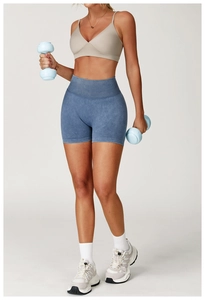 Détail du short de yoga bleu sans couture à taille haute avec une texture de tissu mat lavé
