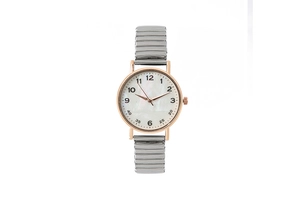 Détail d'une montre quartz or rose avec cadran marbre blanc et bracelet extensible