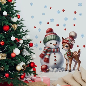 Détail stickers de Noël avec bonhomme de neige, renne et flocons de neige sur un mur blanc