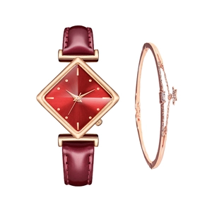 Gros plan d'une montre rouge avec bracelet étoile doré et bracelet en cuir bordeaux