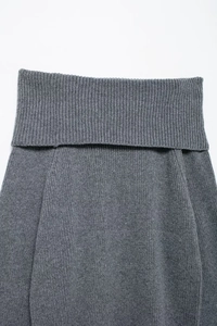 Vue détaillée du col rabattu à épaules dénudées sur un pull en maille gris chiné