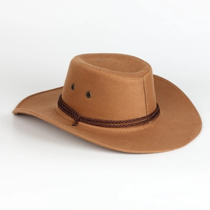 Cappello da cowboy classico in feltro marrone con corda intrecciata su sfondo bianco