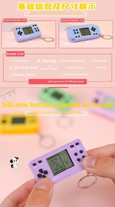 Dettaglio macro della mini console Tetris portatile con tasti in silicone e schermo