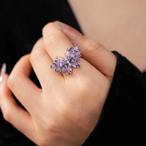 Gros plan de la bague papillon en zircon avec pierre violette et anneau argent