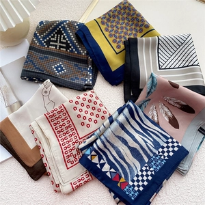 Lot de sept carrés de soie en polyester de 70cm avec divers motifs élégants pour femmes
