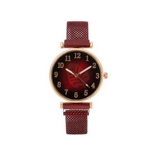 Gros plan du cadran dégradé rouge avec motif feuille et bracelet en maille or rose