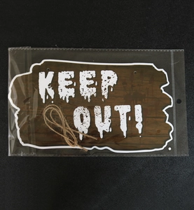 Détail de la plaque Keep Out Halloween avec empreinte de main sanglante et corde