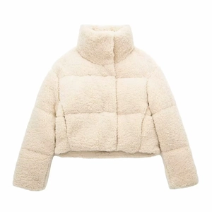 Veste polaire matelassée pour femme en blanc crème avec un col montant chaud