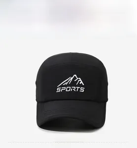 Dettaglio del ricamo della montagna e scritta SPORTS sul berretto sportivo nero traspirante