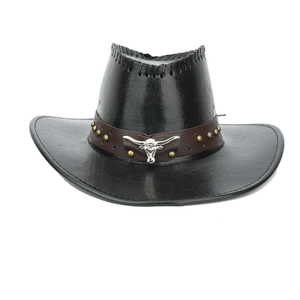 Chapeau de cowboy en cuir noir avec large bord, tête de taureau et rivets dorés