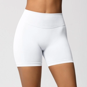 Gros plan du short de yoga sans couture blanc à taille haute et texture côtelée