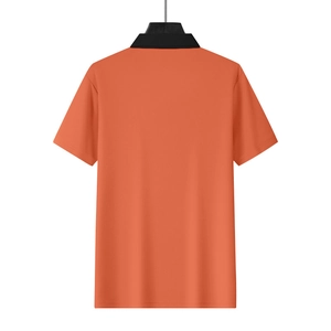 Rückansicht des orangefarbenen Herren-Golfpoloshirts mit schwarzem Kragen und Strickstruktur