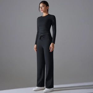 Gros plan sur l'ensemble de yoga noir avec haut à manches longues et pantalon large