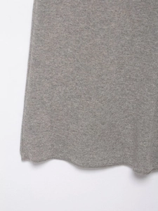 Détail de la maille grise fine et de l'ourlet haute densité sur cette jupe midi asymétrique
