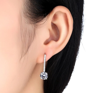 Nahaufnahme der minimalistischen silbernen Eulen-Halskette mit Diamanten am Modell