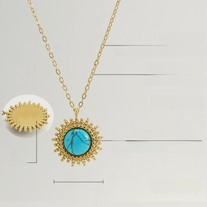 Dettaglio della collana girasole in acciaio placcato oro 18K con pietra turchese 10mm