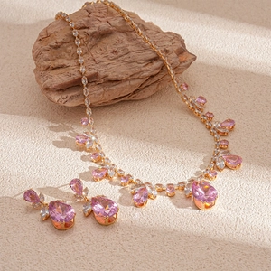 Parure luxe collier et boucles d'oreilles dorés avec zircons roses en goutte