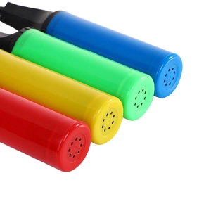 Dettaglio di quattro pompe manuali per palloncini in rosso giallo verde e blu