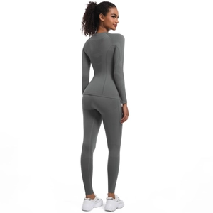 Dettaglio del set yoga grigio senza cuciture con maglia traspirante su schiena e maniche