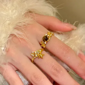 18K vergoldete Vintage-Ringe mit Zirkonia und braunem Stein auf weißem Pelz-Hintergrund