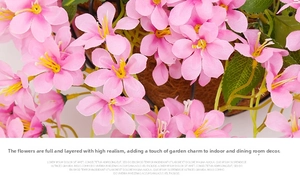 Vista macro de flores de cerezo de seda rosa con estambres amarillos y hojas verdes