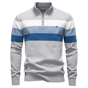 Détail du col à quart de zip et de la texture en maille rayée sur le pull gris pour homme