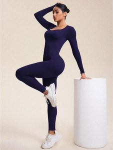 Detail eines nahtlosen dunkelblauen langärmeligen Bodysuits mit U-Ausschnitt für Yoga
