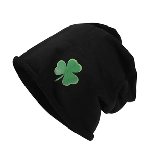Bonnet noir en maille avec imprimé trèfle vert pour la mode automnale et le style extérieur