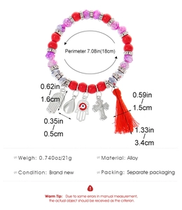 Detail van 18 cm kleurrijke kralenarmband met Hamsa- en kruishangers en afmetingen erbij