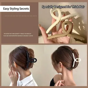 Grande pince à cheveux mate de 13 cm pour cheveux épais montrée sous plusieurs angles