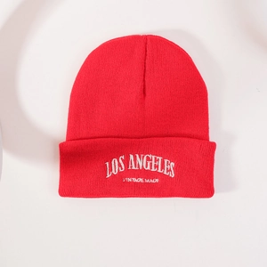 Gros plan du bonnet rouge avec broderie blanche LOS ANGELES VINTAGE MADE