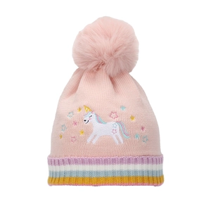 Broderie détaillée d'une licorne et d'étoiles colorées sur un bonnet en tricot rose