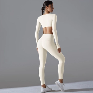 Detailansicht der Rückseite eines cremefarbenen Langarm-Crop-Tops und Yoga-Leggings