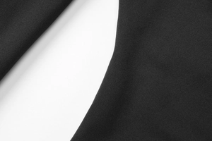 Vue macro de la texture et du tissage du tissu noir de haute qualité de la robe d'été ajustée